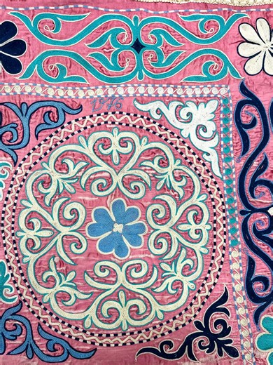 Rungta店主 ＊ 波賀真由美 | 🌼WSのお知らせ 🌼 今年はじめてのワークショップを開催します。 ルンタでこれまで4度開催してきた、廣田千恵子さんのカザフ刺繍の企画展。 毎回、大盛況の企画でしたが、今回は、カザフ刺繍の基本の技術を実際に学ぶ、体験型ワークショップを開催します。... | Instagram