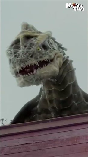 Hurry! It Just Attacked!” 🏃‍♂️🔥#hollywoodmovies #actionthrillerfilm #youtubeshorts #shortvideo