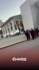 🚨 Alerta en el Aeropuerto de Miami 🔴Miles de pasajeros fueron evacuados este domingo del Aeropuerto Internacional de Miami tras la detección de un objeto sospechoso en el sector de Salidas de la terminal sur. El hecho activó un amplio operativo de seguridad, con intervención del escuadrón antibombas y el cierre preventivo de varios sectores. ⭕El procedimiento se concentró en la puerta 21 y derivó en demoras y cancelaciones, en una jornada ya complicada por la tormenta invernal que afecta a gra