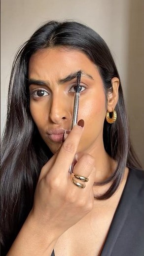 Step by step guide to do your eyebrows for a natural tamed look.