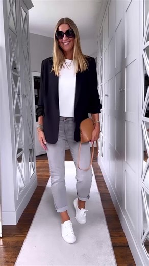 Happy Friday! I know you love your jeans as much as I do so it’s a HUGE pleasure to share my five favourite pairs with you from @marksandspencer right now. I have styled each pair differently (wearing all M&S of course!) to give you some ideas of ways to wear them going into Autumn. Watch this space as plenty more style ideas coming up. In the meantime here are the details of all the pairs I’m wearing here in order of appearance: 1. Sienna straight leg (grey) Product code: T577566 2. Boyfriend a