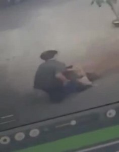 Cruel! Psycho Stabber Caught on Chinese CCTV