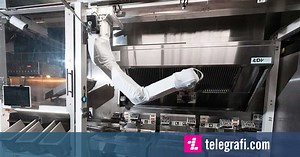 The robot that prepares 300 hamburgers a day and puts the container of potatoes in the oil to fry