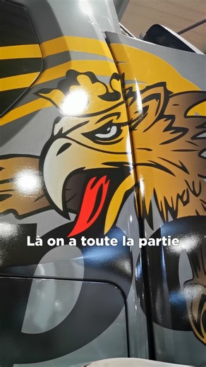 Séverine nous ouvre les portes de son quotidien chez Scania ! 🚛 Depuis 3 ans, Séverine travaille chez Scania comme préparatrice en stickage. Au quotidien, elle personnalise camions, cars et autres véhicules pour répondre aux besoins de nos clients. Logos, couleurs, visuels, marquages… de l’impression à la pose, chaque étape demande précision et savoir-faire pour garantir un résultat durable, visible et adapté à la route. 🎨 | Scania Normandie