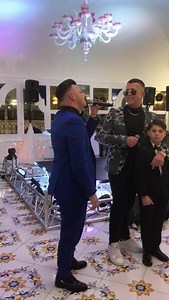 Quel piccolo cantante di quartiere oggi gli stringono la mano coloro che hanno fatto un pezzo di storia della musica napoletana Franco ricciardi e il figlio della storia di Napoli Mario MEROLA grazie dei complimenti che bello sentirsi chiamare a cravatt re cantant napulitan ne sono lusingato ❤️ In questi tre video ci sono delle emozioni che solo la musica ti puó regalare grazie musica ❤️ Io guardo areto ogni tanto pe' capi' addo'so'ghiuto | Mario forte fanpage