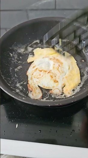 Perfect Fried Egg Recipe | Crispy Edges & Runny Yolk | Easy Breakfast in Minutes 🍳