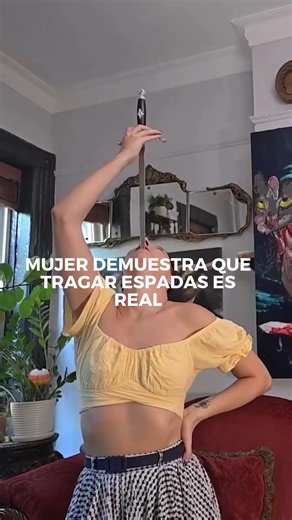 SucedeNews on Instagram: "La tragasables neoyorquina Gin Minsky se volvió viral al mostrar cómo introducir una espada de 45 cm por su garganta, registrada con cámara de endoscopia en la Universidad de Columbia . El video revela el recorrido de la espada por la laringe y el esófago y ya supera medio millón de vistas . 😲 Minsky fue entrenada por Todd Robbins , reconocido artista de espectáculos extremos y educador en trucos peligrosos. Aprendí a controlar tres reflejos nauseosos para poder tragar