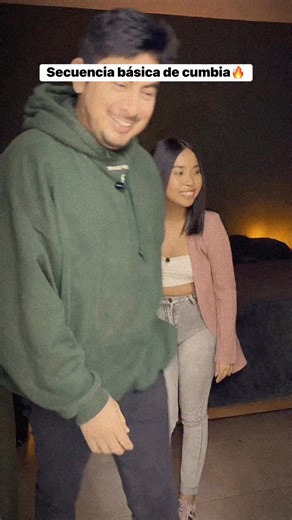 Ramón Parra | Socialero on Instagram: "Guarda y practica esta bonita secuencia de cumbia 🔥🫰🏽 ¿Siempre has querido bailar cumbia pero no sabes por dónde empezar? ¡Este tutorial es para ti! En pocos minutos aprenderás lo básico para no quedarte sentado en la próxima fiesta. Lo que aprenderás:• El paso básico (el alma de la cumbia).• Coordinación y ritmo.• Una vuelta sencilla para lucirte en la pista. No importa si tienes dos pies izquierdos, el objetivo es divertirse. 🎶👇 Mira el tutorial comp