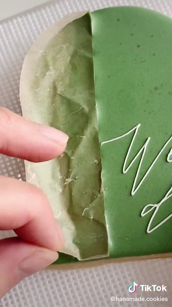 Minimal designs are the best 😍 #weddingcookies #decoratingvideo #trending #viral #cookievideo #icingtutorial #tutorial