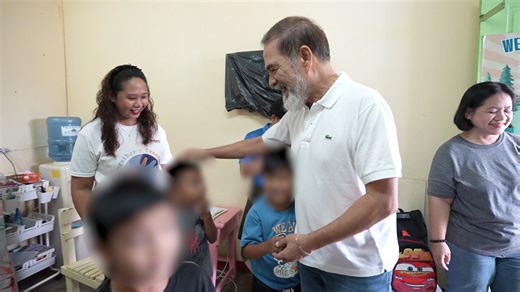 𝗚𝗼𝘃. 𝗠𝗮𝗿𝗶𝗼 𝗡𝗮𝗴𝗵𝗮𝗻𝗱𝗼𝗴 𝗻𝗴 𝗣𝗮𝗺𝗮𝘀𝗸𝗼 𝘀𝗮 𝗺𝗴𝗮 𝗦𝗣𝗘𝗗 𝗟𝗲𝗮𝗿𝗻𝗲𝗿𝘀 𝘀𝗮 𝗟𝘂𝗻𝗴𝘀𝗼𝗱 𝗻𝗴 𝗦𝗮𝗻 𝗙𝗲𝗿𝗻𝗮𝗻𝗱𝗼 Ipinaramdam ni Gov. Mario Eduardo C. Ortega ang masayang diwa ng pasko at malasakit sa mga Special Education (SPED) learners ng San Fernando City SPED Integrated School matapos niyang personal na binisita at ihatid ang kanyang maagang pamasko na electric fan at TV sa mga mag-aaral. Malaking tulong ang mga nasabing kagamitan upang lalo pang mapabuti ang