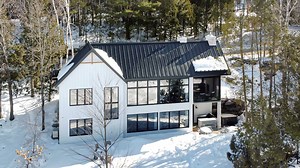 Une maison avec plafond cathédral en bord de lac à vendre à Sainte-Béatrix pour 1 980 000$