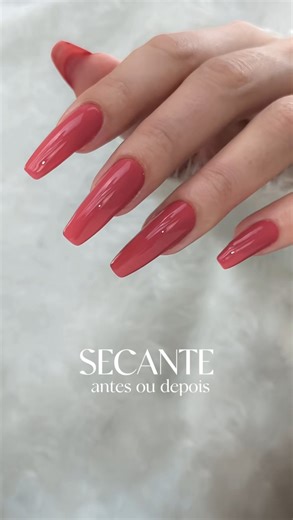 Viviane Lopez on Instagram: "💅 Você passa extra brilho direto depois de esmaltar? 🤔 Descubra por que o secante vem antes e como isso pode salvar sua esmaltação! ✨ Se você passa o extra brilho direto com o esmalte ainda muito molhado, pode misturar as camadas, arrastar a cor ou deixar bolhas. O extra brilho vem depois do secante pra dar o acabamento final, com mais brilho e proteção. Ele funciona melhor quando o esmalte já tá começando a secar, ou seja, depois do secante! ______________ Secante