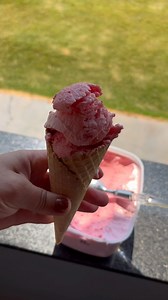 360K views · 12K reactions | 200 ml de água quente 1 caixa de creme de leite 1 lata de leite condensado 1 caixa de gelatina sabor morango Bata tudo no liquidificador Leva para gelar por quatro hora Depois bate tudo na batedeira 1 caixa de morango Leve para gelar #receitas #sorvete #morango #explore | Débora Alves | Facebook