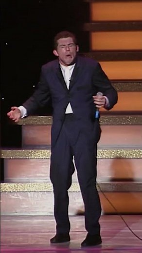 You'll need another break after stopping at a service station 🚘😴 #LeeEvans #StandUpComedy