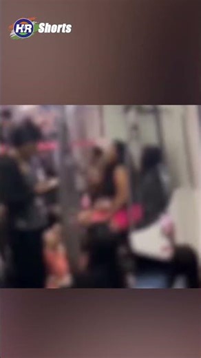 बेंगलुरु के नम्मा मेट्रो ट्रेन में लड़कियों के एक गुट ने भिड़ जमाकर गया गाना | Hindustani Reporter |