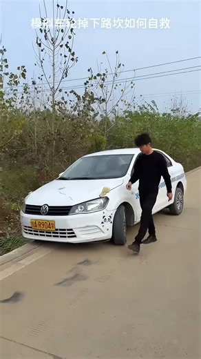 A Car Fell Into A Ditch, And An Experienced Driver Solved The Problem With Just A Rope #automobile