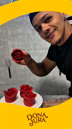 Um presente que encanta no olhar e surpreende no sabor 🌹🍫✨ Essa rosa comestível é perfeita para transformar uma trufa simples em um presente cheio de significado, ideal para o Dia das Mães (e também para vender muito) 💛 Fácil de fazer, com um visual sofisticado e aquele efeito “uau” que aumenta o valor percebido na hora! Por dentro, uma combinação irresistível… por fora, um acabamento que parece até de vitrine Salva essa ideia pra incluir no seu cardápio e encantar seus clientes! ✨ Produtos d