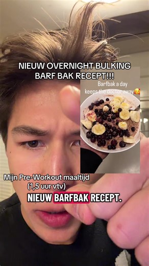 Aangezien er weer hordes nieuwe mensen zijn, (Hartjes) Zo maak ik mijn overnight barfbakken. Het wordt me nu zo’n 10x per dag gevraagd dus bij deze. Voor toppings gebruik ik vaak blauwe bessen, banaan, honing, en af en toe wat pindakaas/pure chocola. Super gezonde goed verterende maaltijd (voor mij) try it out want het is een topper. Ingredienten: 60gr Havermout 60gr Rijstpudding (Upfront) 40gr Whey Isolate (Upfront) 350-400 ML water en wat zout En that’s it. Super simple, very tasty. Macro’s (z