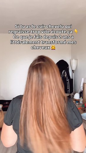✨ J’ai enfin trouvé LA routine qui a sauvé mon cuir chevelu gras (et fait repousser mes cheveux 😍) Et elle est super simple à reproduire 👇 💧 1 bain d’huile Rejuveniqe → L’huile a une molécule tellement fine qu’elle pénètre jusqu’au cuir chevelu. Elle nourrit, régule le sébum et relance la pousse 🌿 🧖‍♀️ 2 gommages du cuir chevelu par mois → Pour éliminer les impuretés, les résidus de produits et laisser respirer les racines. C’est la clé d’un cuir chevelu sain (et donc de cheveux qui poussen