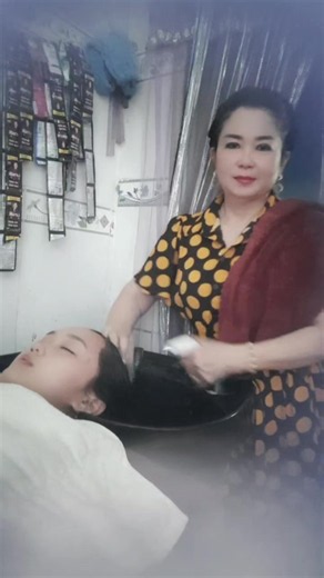 Gội đầu chuyên nghiệp tại tiệm: quy trình xả, hấp dầu và massage