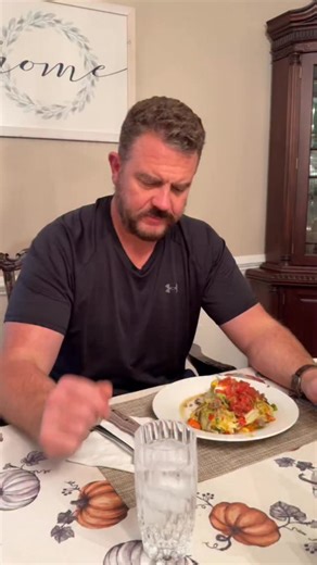 🌮 Healthy Cabbage Enchiladas 💚 My husband tried this for the first time… and let’s just say, he went back for seconds 😋🔥 Here’s the recipe 👇 Ingredients: • 1 head green cabbage • 1 lb grass-fed ground beef • 1 red bell pepper • 1 small onion • 1 can black beans • 1 cup corn • 1 jar Siete Green Enchilada Sauce • 1–1½ cups shredded Mexican cheese • 1 tbsp avocado oil • 1 tsp onion powder • 1 tsp garlic powder 🧄✨ Instructions: 1️⃣ Bring a large pot of water to boil. Add cabbage leaves and boi