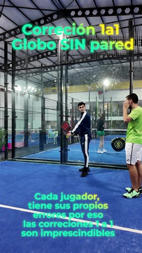 🎾 Hoy vemos una corrección 1 a 1 de globo sin pared. Dos jugadores. Mismo golpe. Errores diferentes. 👉 Y por eso este tipo de corrección es imprescindible. No se puede generalizar si se quiere evolucionar. No se puede explicar igual para todos. No se puede mejorar corrigiendo en bloque. 📍 Cada jugador necesita entender qué le pasa exactamente a él. 🔁 La evolución real no está en hacer más repeticiones. Está en corregir lo que realmente falla. 💬 ¿Prefieres clases generales… o que te digan ex