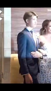 Deaf Groom Stunned as Bride Signs Before Walking the Aisle. Nobody expects what comes next...Everyone was taken aback. Watch Full video in the comments below | Vibes Corner