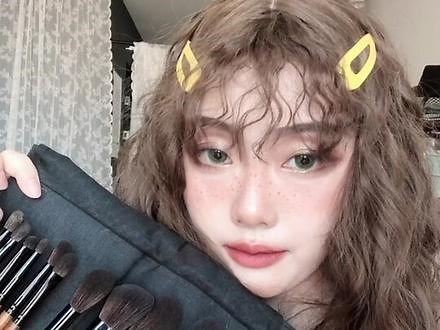 昨日眼妆~剪的时候才发现，我不仅面无表情，还两眼呆滞…唇釉成膜太快，痴呆的我都没来得及晕染...