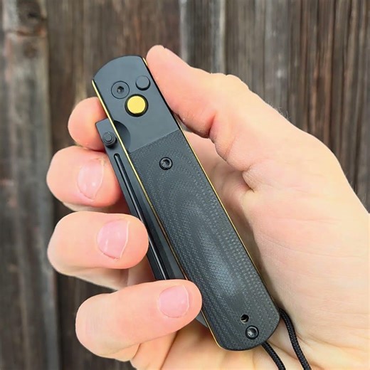 Artisan Holm Black Button Lock: Framtidens EDC med dubbla låsknappar ⚔️