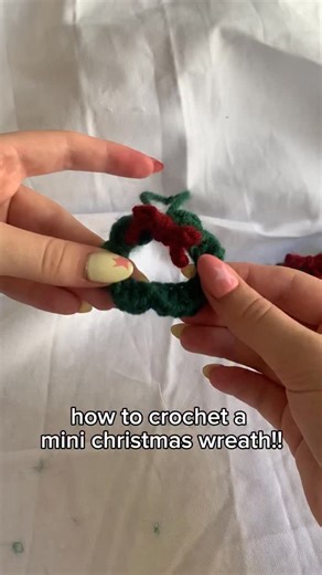 rach’s crochet & knits🧚‍♀️ on Instagram: "how to crochet a mini christmas wreath for your christmas trees!!! please follow for more tutorials!!!! ❤️❤️#crochet #fyp #crocheting #tutorial #christmas *not my pattern*"