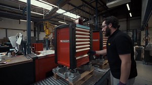 Sarah Lezito X FACOM - Épisode 4 Suite et fin de la visite de l’usine FACOM à Feuquières-en-Vimeu… Cette semaine, Sarah vous propose de découvrir les dernières étapes de fabrication de nos servantes avant expédition. | FACOM France