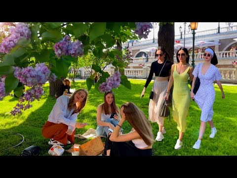 ⁴ᴷ RUSSIAN PEOPLE NOW 🇷🇺 Alexander Garden 🌺 Moscow | Walking tour + 3D sound 🎧