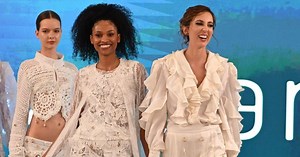 Letícia Manzan dá dicas para noivas em desfile de 10 anos da marca