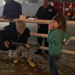 Machine Gun Kelly liebt einfach seine Fans 🥰 Nach einem Gig bekam ein junger Fan exklusiv seinen Lieblingssong vorgespielt, da dieser nicht beim Konzert gespielt wurde 😍 Einfach nur zum dahinschmelzen! | Universal Music Deutschland