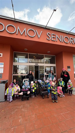 Dnes dopoledne jsme prožili opravdu nádherný a dojemný čas v Domově seniorů v Hranicích. Naše děti společně s babičkami tvořily krásné vánoční výrobky do kterých vložily spoustu radosti, kreativity a nadšení. Bylo úžasné sledovat, jak se nejmladší a nejstarší generace vzájemně propojují, povídají si, smějí se a učí se od sebe navzájem. Všechny děti byly neuvěřitelně šikovné a zaslouží si velkou pochvalu. Stejně tak i babičky, které se do dopoledních aktivit zapojily s obrovskou radostí. Rádi byc