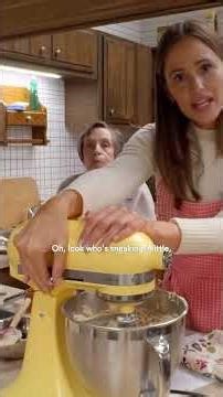 Jennifer Garner Makes Cowboy Cookies With Her Mom🤠🍪 #jennifergarner #cowboycooking