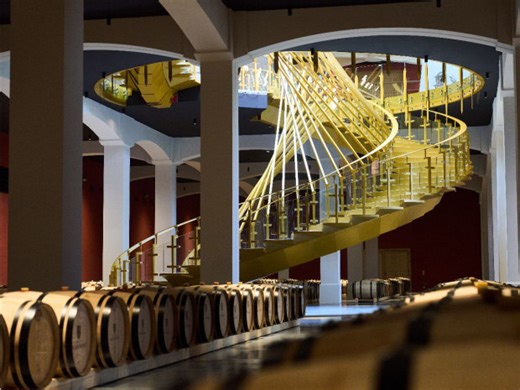 Un escalier monumental illumine la rénovation du Château Plain-Point près de Bordeaux