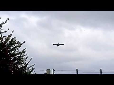 The Vulcan Bomber 'Howl' 200 feet up