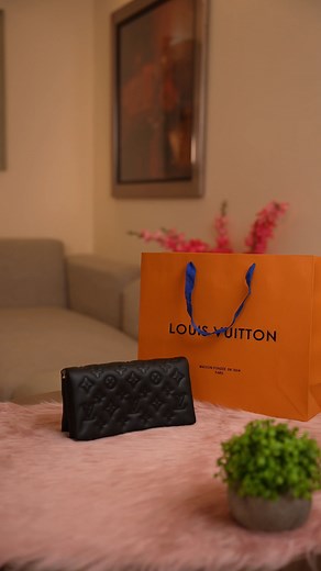 Luxury is in the details 🖤 This stunning handbag is the ultimate blend of style, sophistication, and timeless elegance. DM for info 💫 #LuxuryFashion #DesignerEssentials #BagLovers #TimelessWardrobe | Lou Flores Crafts