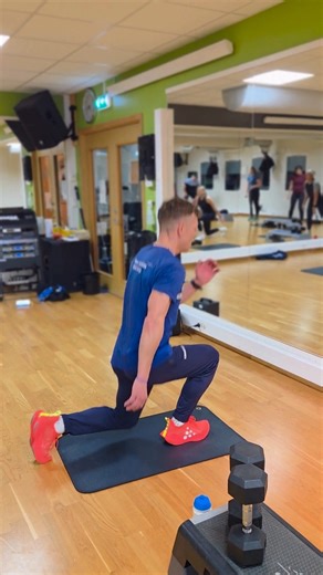 Daniel Strand har vært instruktør hos oss siden februar 2023. Han er en allsidig herre og er godt kjent i idrettsmiljøet i Alta, både på ski, sykkel og løping. Han har vunnet Offroad Finnmark flere ganger, han har gått verdens lengste skirenn og han har løpt ultramaraton. Men på timene på Spenst blir alle sett, her gir han deg alternativ uansett om du har trent lite eller mye, han hjelper deg å pushe dine egne grenser på en god måte. Du treffer han på Sykkel3Toppers og magerygg på mandager kl 06