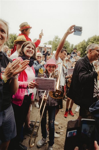 FAMILIENSONNTAG WDB24 Ob Klarinette, Flöte, Baritonsaxophon, Trompete oder Tuba - sei dabei beim 2. Gesamtspielechen und am Familiensonntag beim Woodstock der Blasmusik 2024. Einfach Noten downloaden, mit Playalongs üben und am 2. Juli zum Gesamtspielchen beim Woodstock der Blasmusik kommen! Alle Infos: https://www.woodstockderblasmusik.at/gesamtspielchen/ #woodstockderblasmusik #gesamtspielchen #familiensonntag #familyday #blasmusik #love #peace #gesamtspiel #wdb24 | Woodstock der Blasmusik