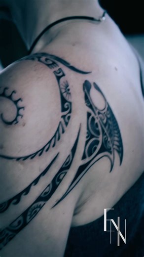 Ce tatouage d’inspiration maorie n’est pas qu’un dessin. Il raconte...