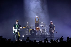 Recenze: Blink-182 vyprodali pražskou O2 arenu. Měli blbé řeči, ale krásné písně