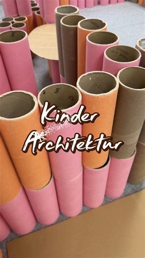✨ Gib Kindern Material in großer Menge – und das passiert! ✨ In diesem Raum können wir eindrucksvoll sehen, wie fantasievoll, kreativ und architektonisch Kinder bauen, wenn die Rahmenbedingungen stimmen. Geschwungene Linien, durchdachte Verbindungen, ein ganzes Raumkonzept aus Röhren – ein echtes Baukunstwerk! Dieses beeindruckende architektonische Werk durfte ich im Rahmen eines Coachings in der Kindertagesstätte St. Marien in Gescher entdecken. Es wird hier ganz deutlich: ✔️ Wenn Raumgestaltun