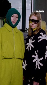 〈någonstans〉が初のランウェイショーを開催した。 2025年秋冬コレクションのテーマは「雪山」。 自然への同化をイメージさせる色から、登山家のようなビビットなオレンジ、70年代のスキーウェアを彷彿とされるカラーリングまで、多角的な「雪山との調和」が表現された。 https://www.nagonstans.jp/ #PR #BRUTUS #ナゴンスタンス #någonstans | BRUTUS