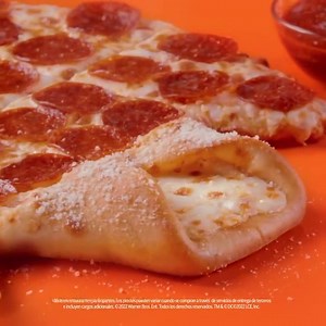 35K views · 36 reactions | Su nombre lo dice todo… La Batman Pizza es misteriosa, veloz y temeraria. 驪燎 Con su orilla en forma de calzone, rellena de queso mozarella y dorada con mantequilla y parmesano te hará dipear como nunca con su Crazy Sauce. ¿Se te antoja? Ve @Batman solo en cines. #LittleCaesars #PuertoRico | Little Caesars Puerto Rico | Facebook