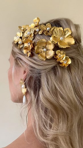 Spring is in full bloom and so are we🌸 Love having some art imitating life moments, so why not wear Spring flowers in your hair? Try mixing and matching different flowers with varying scale and texture for the ultimate editorial lewk 👌🏻🌸🌺🌼 | LELET NY