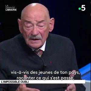 ✍"S'il y a un avenir c'est parce qu'il existe un passé. Mon témoignage je l'adresse aux jeunes, j'ai un devoir vis-à-vis d'eux." . 📕Joseph Weismann avait 11 ans lorsqu’il a été arrêté par la police française lors de la rafle du Vél d’Hiv. Il a été enfermé à Beaune-la-Rolande, dans le Loiret. Quelques jours avant d’être déporté à Auschwitz, il s’est évadé. Son père, sa mère et ses deux soeurs ne sont jamais revenus d’Auschwitz. Son livre, "Après la rafle", est publié aux Éditions Les Arènes sous