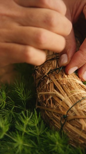 A GUIDE TO FLOWER ARRANGEMENTS • Discover how to make a Christmas wreath and many more flower arrangements for this festive season at zarahome.com | Zara Home