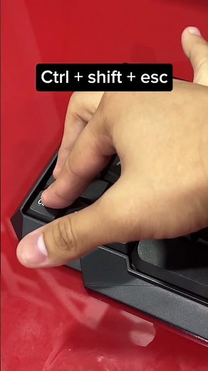 Windows 11 search bar not working? Try this simple fix! 🔧🔍